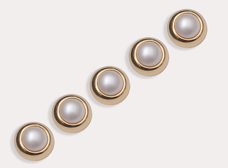Фото ткани Пуговица круглая металлическая, цвет - золото, молочный, жемчужина