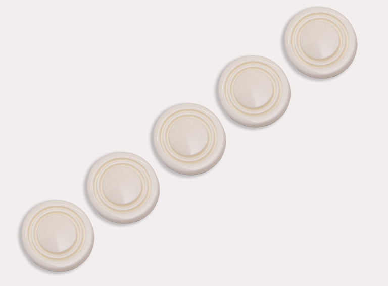 Фото ткани Пуговица круглая пластиковая, цвет - молочный