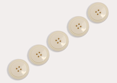 Фото ткани Пуговица круглая (пластик), цвет - молочный