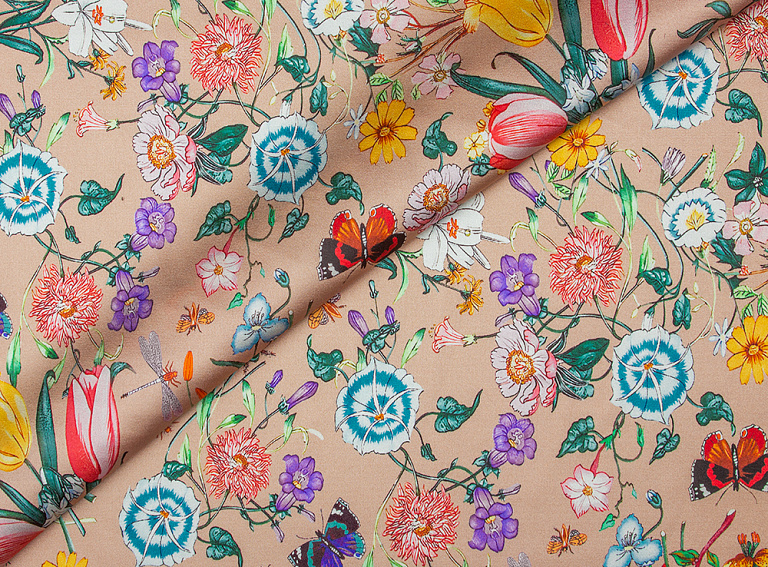 Фото ткани Натуральный шелк тип Gucci, цвет - бежевый, красный, зеленый, оранжевый, цветы, насекомые