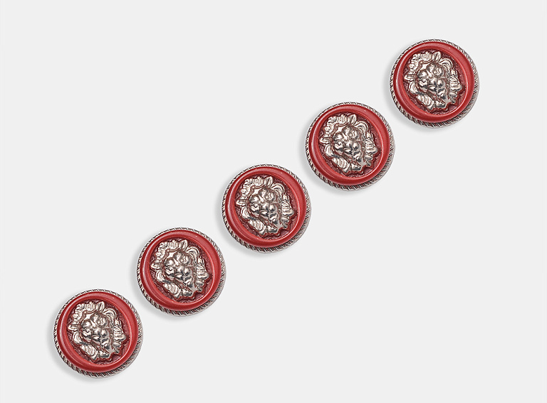 Фото ткани Пуговица круглая с головой льва, цвет - красный и серебро