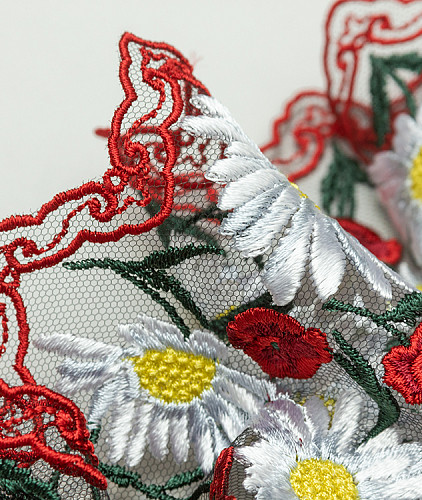 Кружево с рисунком тип Dolce&Gabbana, цвет - красный, зеленый, маки, ромашки. Изображение 4