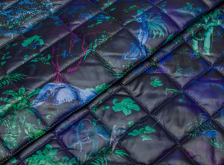 Фото ткани Курточная стежка тип Dior с рисунком, цвет - фиолетовый, синий, зеленый, фуксия, цветы