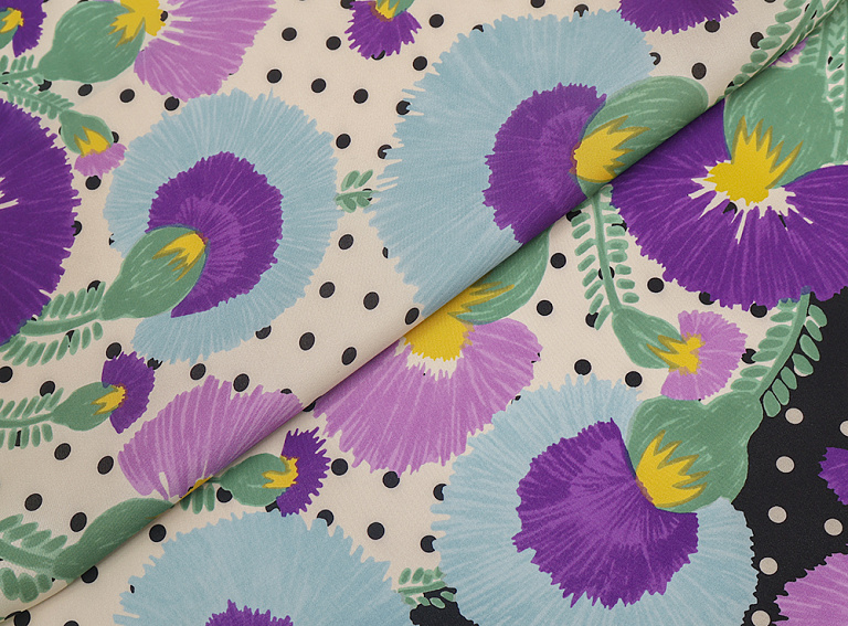 Фото ткани Шелковая органза тип Valentino с рисунком, цвет - фиолетовый, зеленый, черный, цветы