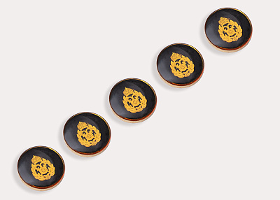 Фото ткани Пуговица круглая металлическая с гербом, цвет - черный и золотой