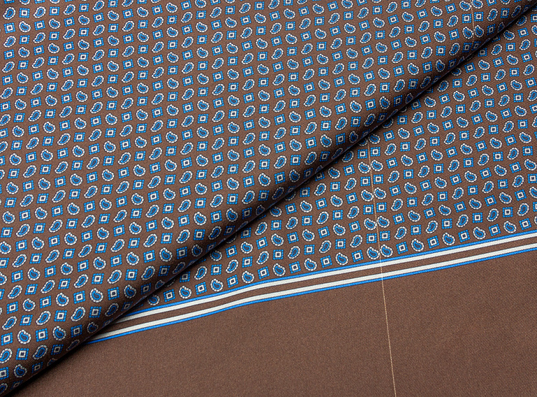 Фото ткани Твиловый шелк с рисунком (купон), цвет - коричневый, синий, молочный, пейсли