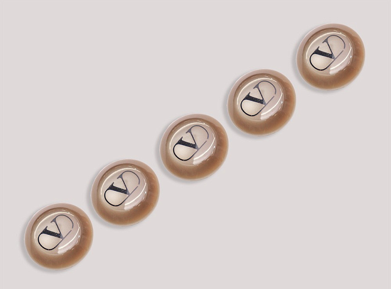 Фото ткани Пуговица тип Valentino, цвет - бежевый