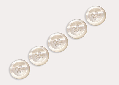 Фото ткани Пуговица круглая (пластик), цвет - молочный