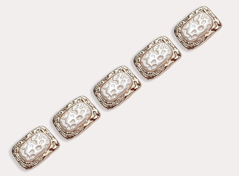 Фото ткани Пуговица прямоугольная (металл), цвет - золотой и жемчужный