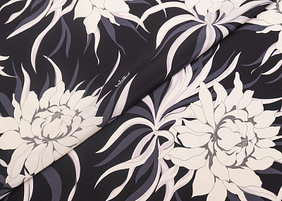 Фото ткани Натуральный шелк тип Valentino с цветами, цвет - черный