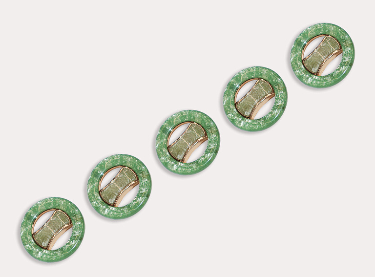 Фото ткани Пуговица круглая пластиковая, цвет - зеленый