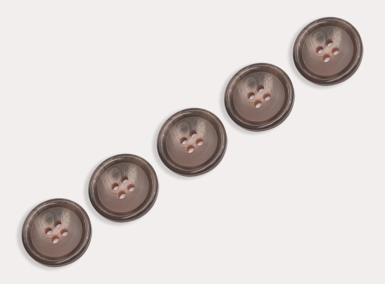 Фото ткани Пуговица круглая пластиковая, цвет - коричневый